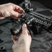 Montáž na hlaveň pre svietidlo ARMYTEK AWM-04 – čierna